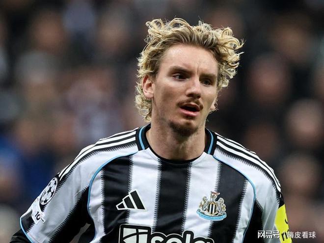 提前开赛！只剩5名主力，曼联单独“拆礼物”，夺冠后5负纽卡