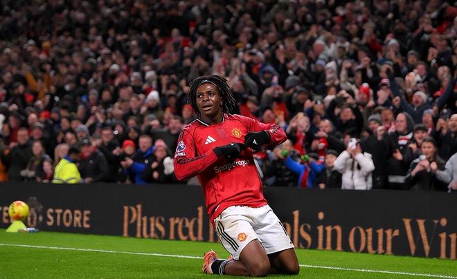 1:0！飞翼凌空斩铁树开花，曼联击退英超土豪，追平切尔西利物浦