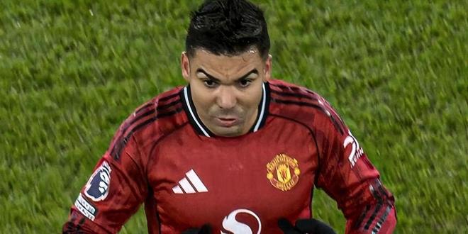 第60分钟被提前换下，曼联中场球星卡塞米罗一脸错愕