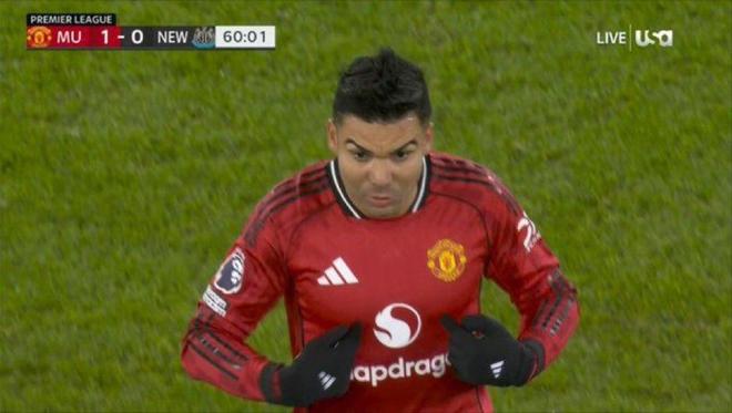 不满写在脸上！卡塞米罗被阿莫林换下暴怒，阿莫林赛后揭秘原因