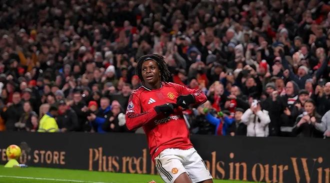 10！飞翼凌空斩铁树开花，曼联击退英超土豪，追平切尔西利物浦