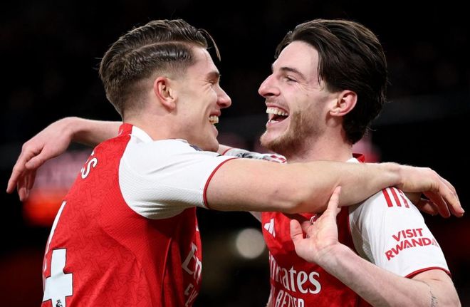 一场2-1踢出5连胜，英超领头羊狂揽42分，曼城紧追不舍