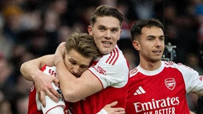 英超冠军争夺白热化！阿森纳2-1力克布莱顿，重夺榜首