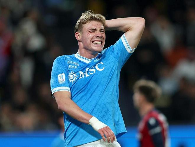 一己之力摧毁敌人后防夺冠：被曼联放弃的年轻锋霸，正在找回自己