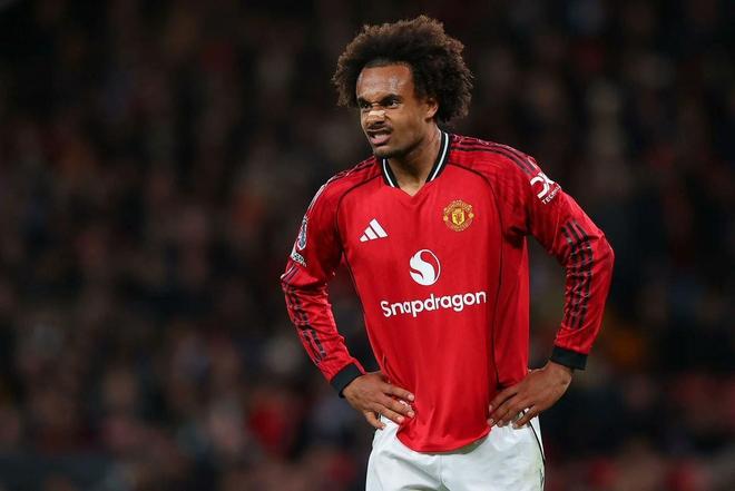 转会“临门一脚”即将达成：11号前锋告别曼联，又一笔失败引援