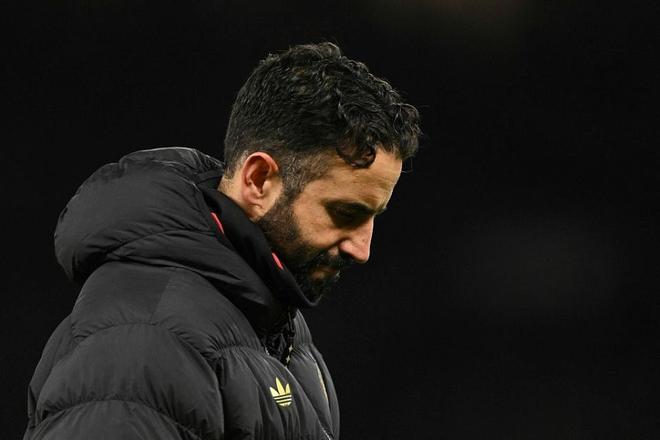 给垫底队送分！阿莫林遭7万人狂嘘+名宿质问，仍嘴硬：少了8主力