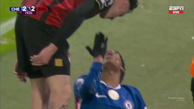 埃斯特旺被阿莱士-希门尼斯撞倒后，对他飞吻并大笑