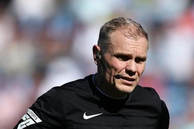 前英超裁判：看VAR太久通常是要推翻原判罚，在盘算怎么解释