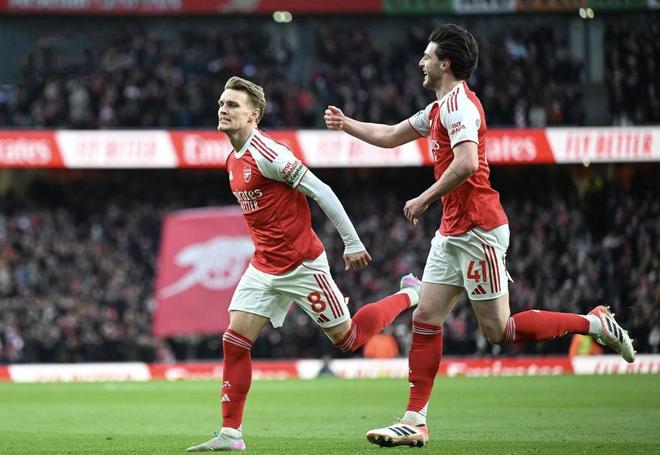 英超积分榜，阿森纳4:1痛击维拉，曼联1:1遭狼队逼平，切尔西2:2