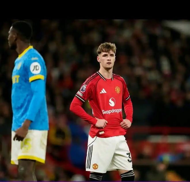 齐尔克泽1球1助攻，曼联1-1战平狼队，中场彻底失控，结果很合理