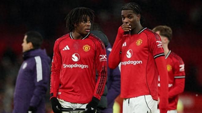 三中卫惹众怒！曼联主场闷平垫底狼队，阿莫林战术遭炮轰