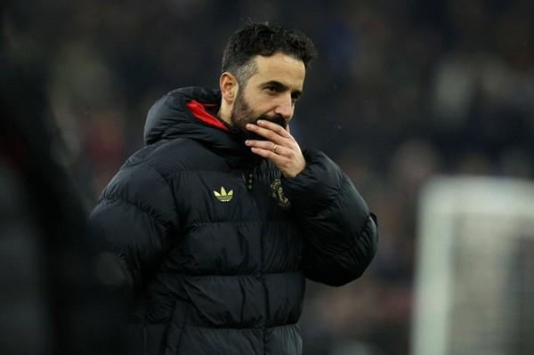 为何换下齐尔克泽？阿莫林：有时候前锋少一点更利于进攻