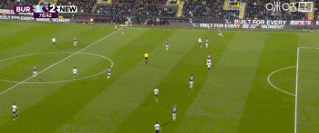 抽象，纽卡前场打出精彩配合，墨菲面对半空门射门却直飞看台