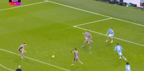 天生射手？哈兰德往地上摔瓶子，瓶子准确反弹进垃圾箱