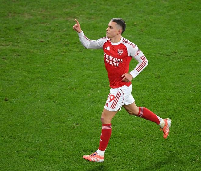 足坛一夜动态：阿森纳4-1最强黑马，蓝军3轮不胜，梦剧场狂嘘曼联