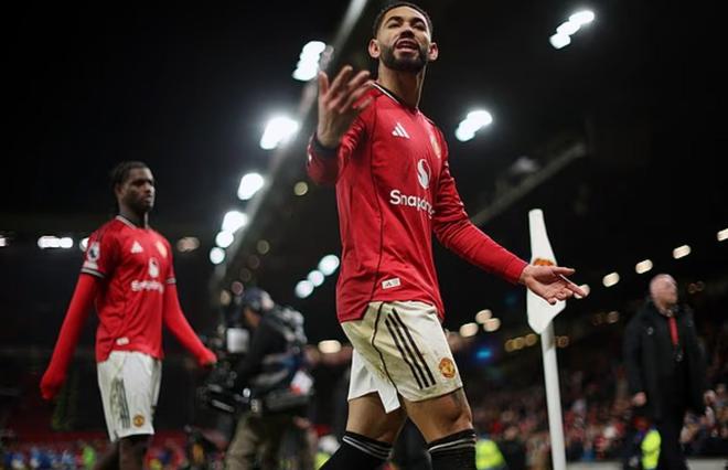 战平狼队后曼联球迷向球队表达不满，库尼亚向球迷烦躁地摊手