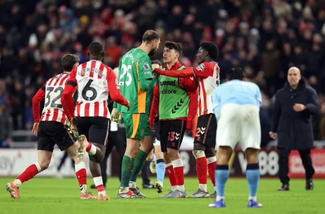 多纳鲁马赛后和对手发生激烈冲突，随后被拉开