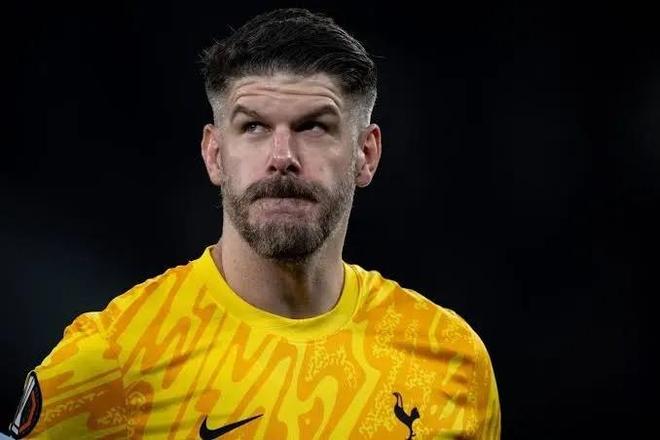 记者：伯恩茅斯已为37岁前热刺门将福斯特完成注册