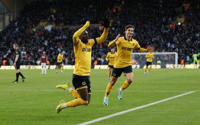 狼队三球痛击铁锤帮 喜获赛季英超首胜仍垫底