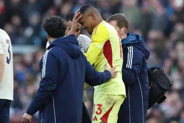 森林门将维克托鲁莽出击送大礼后受伤，被换下时泪洒赛场