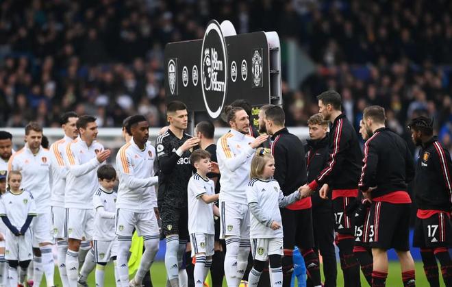 太阳报盘点玫瑰德比恩怨：查尔顿和妻子在利兹联主场被泼热茶