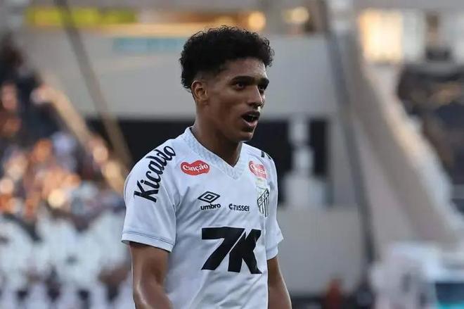 TA：热刺800万英镑报价桑托斯左后卫索萨被拒