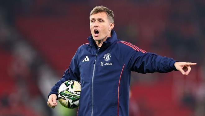 记者：若有合适人选，曼联不排除赛季中期任命正式主帅