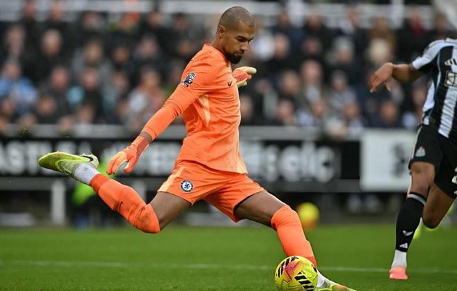 记者：切尔西门将桑切斯因轻伤缺战曼城，福法纳因发烧缺阵