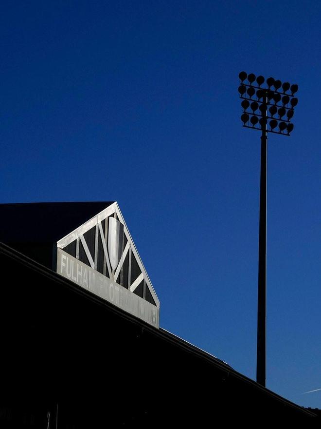 官方：因看台有医疗紧急情况，富勒姆vs利物浦推迟15分钟开球