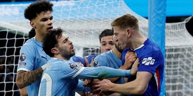 推人撞飞广告牌！德拉普引爆伊蒂哈德群殴，曼城切尔西火药味十足