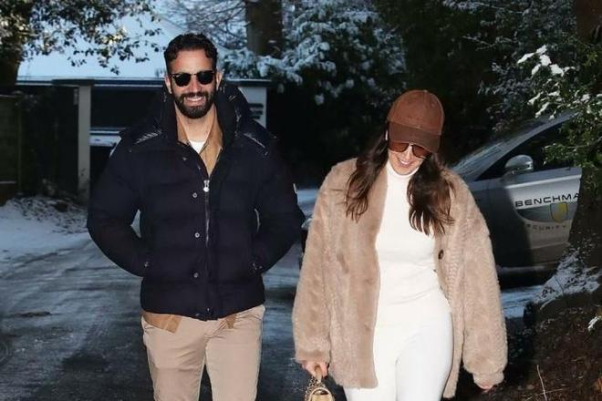 下课后首次露面！阿莫林笑容灿烂，双手插兜，离开曼联彻底解脱