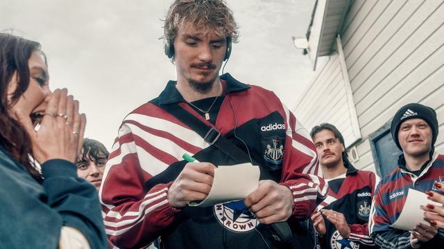 纽卡官方分享复古训练服套装：回到90年代感觉不错