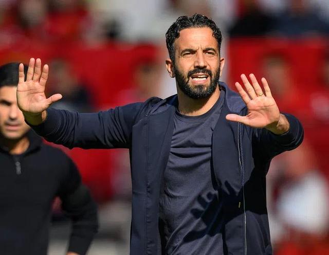 球报：弗格森退休后，曼联在解雇主教练方面已花费超6000万欧