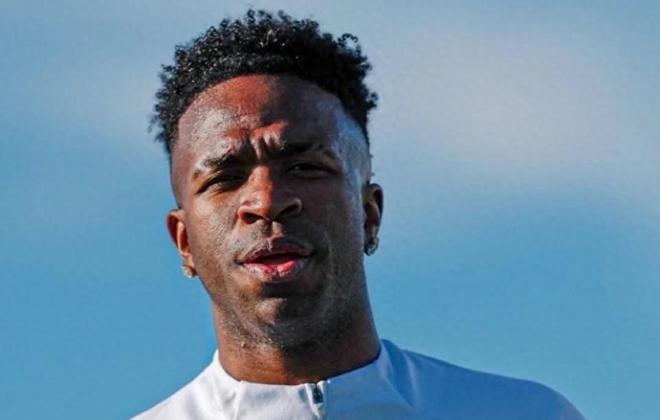 维尼修斯婉拒切尔西天价邀约，心系皇马不愿为钱离队