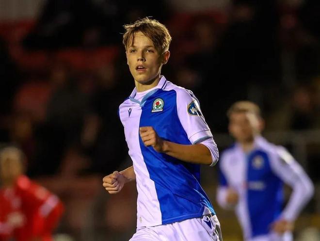 邮报：阿森纳正与布莱克本流浪者就17岁前锋蒂容进行谈判