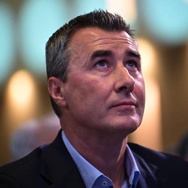 队报：罗塞尼尔成为蓝军新帅后，白学堡球迷要求主席立即下台