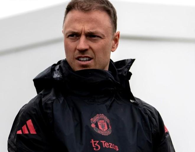 记者:埃文斯今日在训练中协助弗莱彻工作,将随队出征伯恩利 记者:埃文斯今日在训练中协助弗莱彻工作,将随队出征伯恩利