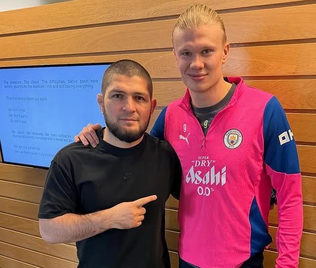 哈兰德晒合照被发现鼓舞士气口号：我们不是弱者，我们是曼城