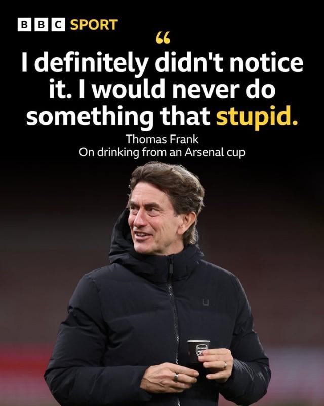 反了？热刺主帅用阿森纳的杯子喝水