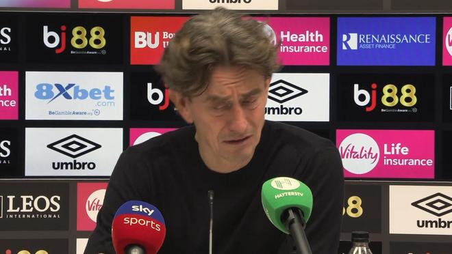 为啥拿着有阿森纳队徽的杯子？弗兰克：要是故意的那我可真蠢