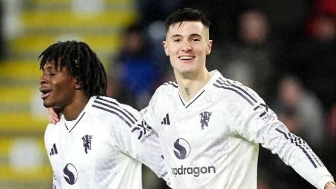 塞斯科结束11场球荒，梅开二度难救曼联