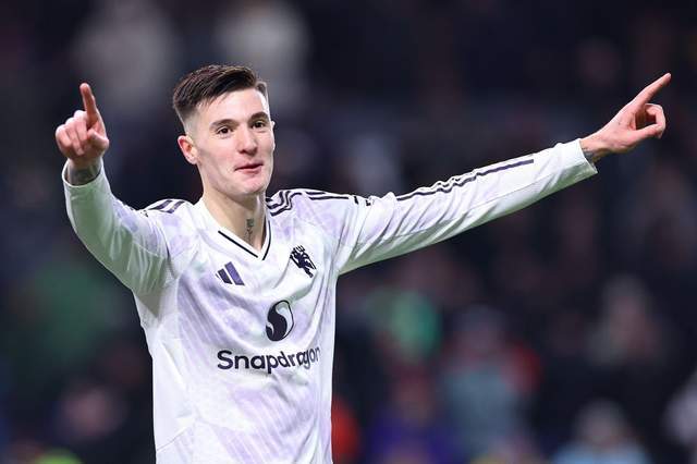 谢什科梅开二度难救主，2-2爆冷！曼联3连平，利物浦隔空收礼