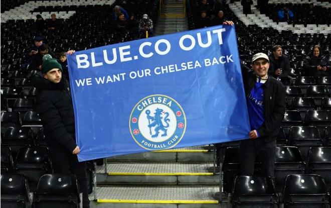 表达不满，客战富勒姆时切尔西球迷拉起“BlueCo Out”旗帜