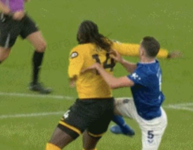 莫耶斯谈迈克尔-基恩红牌：头发留得长被拽的概率自然就更高