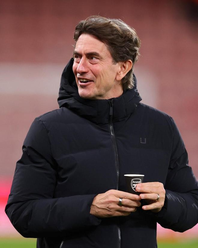 咋回事？热刺主帅弗兰克赛前拿着印有阿森纳队徽的杯子