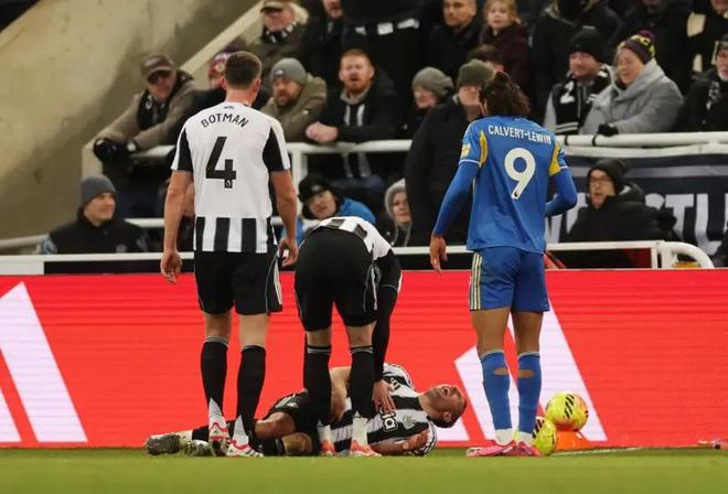 后防又伤一个，纽卡后卫法比安-舍尔被担架抬离球场