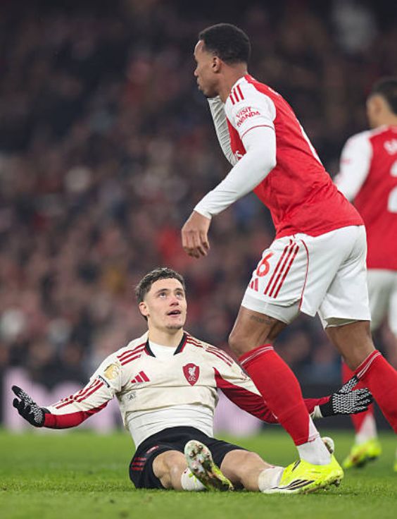 斯洛特再遇门框魔咒！利物浦0-0终结阿森纳五连胜，给曼城送大礼