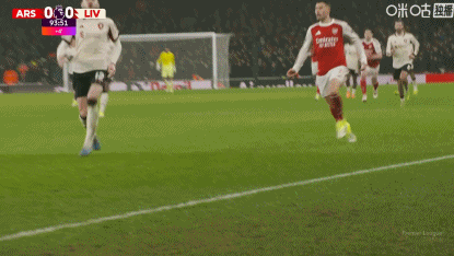 败人品，马丁内利推搡受伤倒地的布拉德利，引发双方冲突