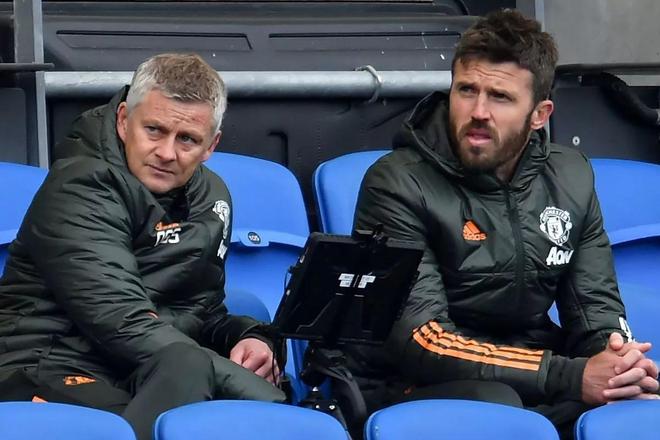 天空：曼联已与索帅和卡里克会面，范尼也曾在候选名单中