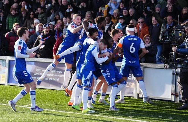 足总杯超级冷门！黑马成立仅5年，5000人冲场欢庆，鲁尼弟弟狂喜